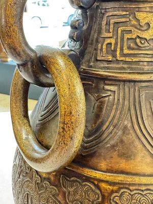 A fine and large Chinese archaistic gilt-bronze vase with handles, Ming — 照片 4