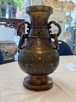 A fine and large Chinese archaistic gilt-bronze vase with handles, Ming — 照片 6
