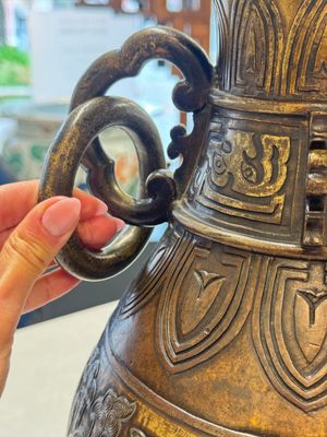 A fine and large Chinese archaistic gilt-bronze vase with handles, Ming — 照片 9