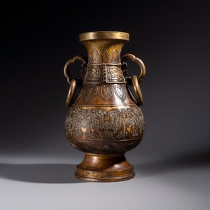 A fine and large Chinese archaistic gilt-bronze vase with handles, Ming — 照片 1