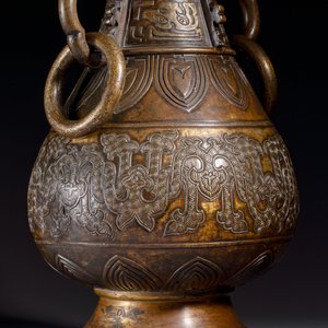 A fine and large Chinese archaistic gilt-bronze vase with handles, Ming — 照片 3
