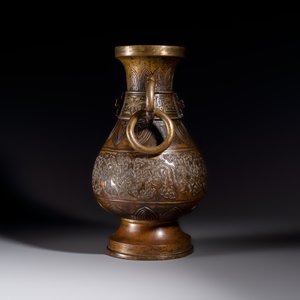 A fine and large Chinese archaistic gilt-bronze vase with handles, Ming — 照片 4