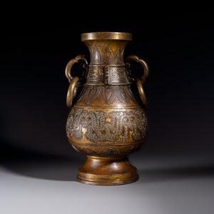 A fine and large Chinese archaistic gilt-bronze vase with handles, Ming — 照片 5
