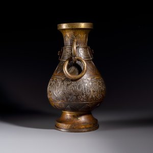 A fine and large Chinese archaistic gilt-bronze vase with handles, Ming — 照片 6