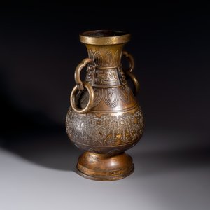 A fine and large Chinese archaistic gilt-bronze vase with handles, Ming — 照片 7