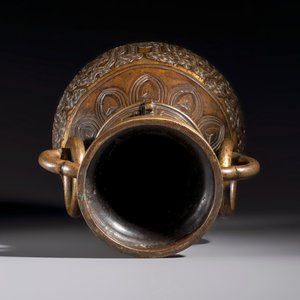 A fine and large Chinese archaistic gilt-bronze vase with handles, Ming — 照片 8