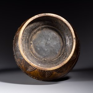 A fine and large Chinese archaistic gilt-bronze vase with handles, Ming — 照片 9