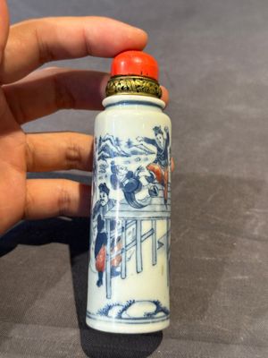 A fine and large Chinese blue, white and copper-red 'Shen Zhou Lei 神州擂' snuff bottle, 19th C. — foto 1