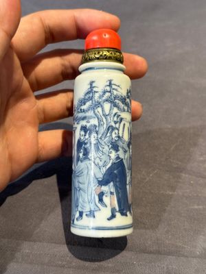 A fine and large Chinese blue, white and copper-red 'Shen Zhou Lei 神州擂' snuff bottle, 19th C. — foto 3