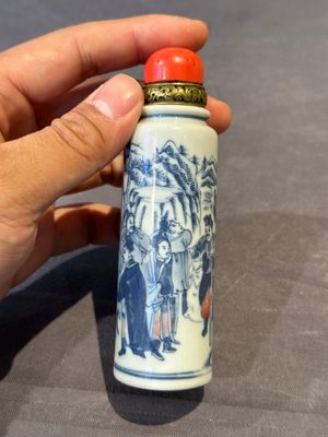 A fine and large Chinese blue, white and copper-red 'Shen Zhou Lei 神州擂' snuff bottle, 19th C. — foto 4