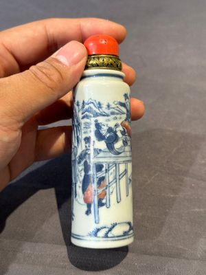 A fine and large Chinese blue, white and copper-red 'Shen Zhou Lei 神州擂' snuff bottle, 19th C. — foto 5