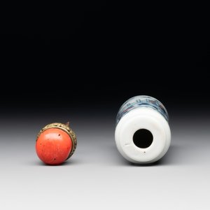 A fine and large Chinese blue, white and copper-red 'Shen Zhou Lei 神州擂' snuff bottle, 19th C. — foto 5