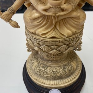A fine and large Chinese carved ivory figure of Avalokitesvara, 19th C. — 照片 14