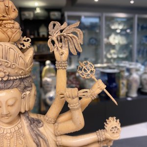 A fine and large Chinese carved ivory figure of Avalokitesvara, 19th C. — 照片 27