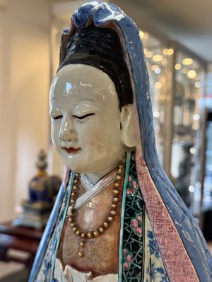 A fine and large Chinese famille rose Guanyin, Jiaqing — photo 14