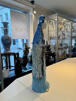 A fine and large Chinese famille rose Guanyin, Jiaqing — photo 2
