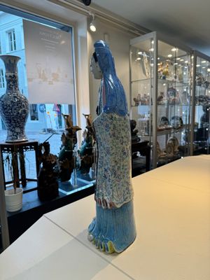 A fine and large Chinese famille rose Guanyin, Jiaqing — photo 4