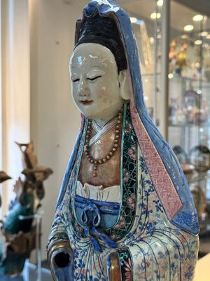 A fine and large Chinese famille rose Guanyin, Jiaqing — photo 5