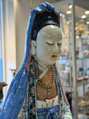 A fine and large Chinese famille rose Guanyin, Jiaqing — photo 6