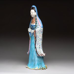 A fine and large Chinese famille rose Guanyin, Jiaqing — photo 2