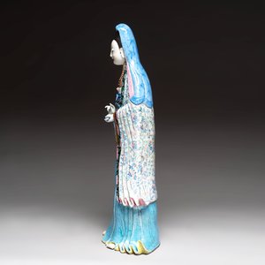 A fine and large Chinese famille rose Guanyin, Jiaqing — photo 3