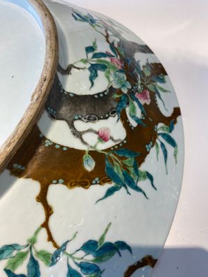 A fine and large Chinese famille rose 'nine peaches' dish, Qianlong mark, 19th C. — photo 11