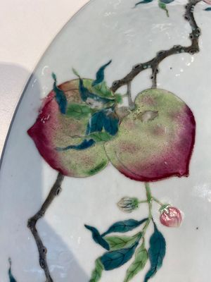 A fine and large Chinese famille rose 'nine peaches' dish, Qianlong mark, 19th C. — photo 12
