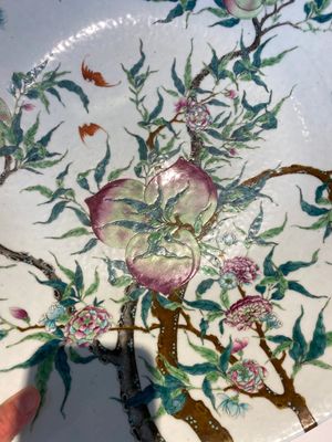 A fine and large Chinese famille rose 'nine peaches' dish, Qianlong mark, 19th C. — photo 2