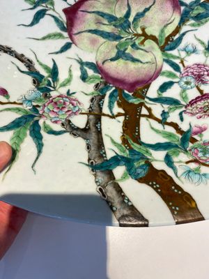 A fine and large Chinese famille rose 'nine peaches' dish, Qianlong mark, 19th C. — photo 5