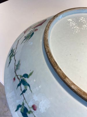 A fine and large Chinese famille rose 'nine peaches' dish, Qianlong mark, 19th C. — photo 9