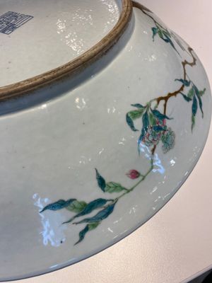 A fine and large Chinese famille rose 'nine peaches' dish, Qianlong mark, 19th C. — photo 10