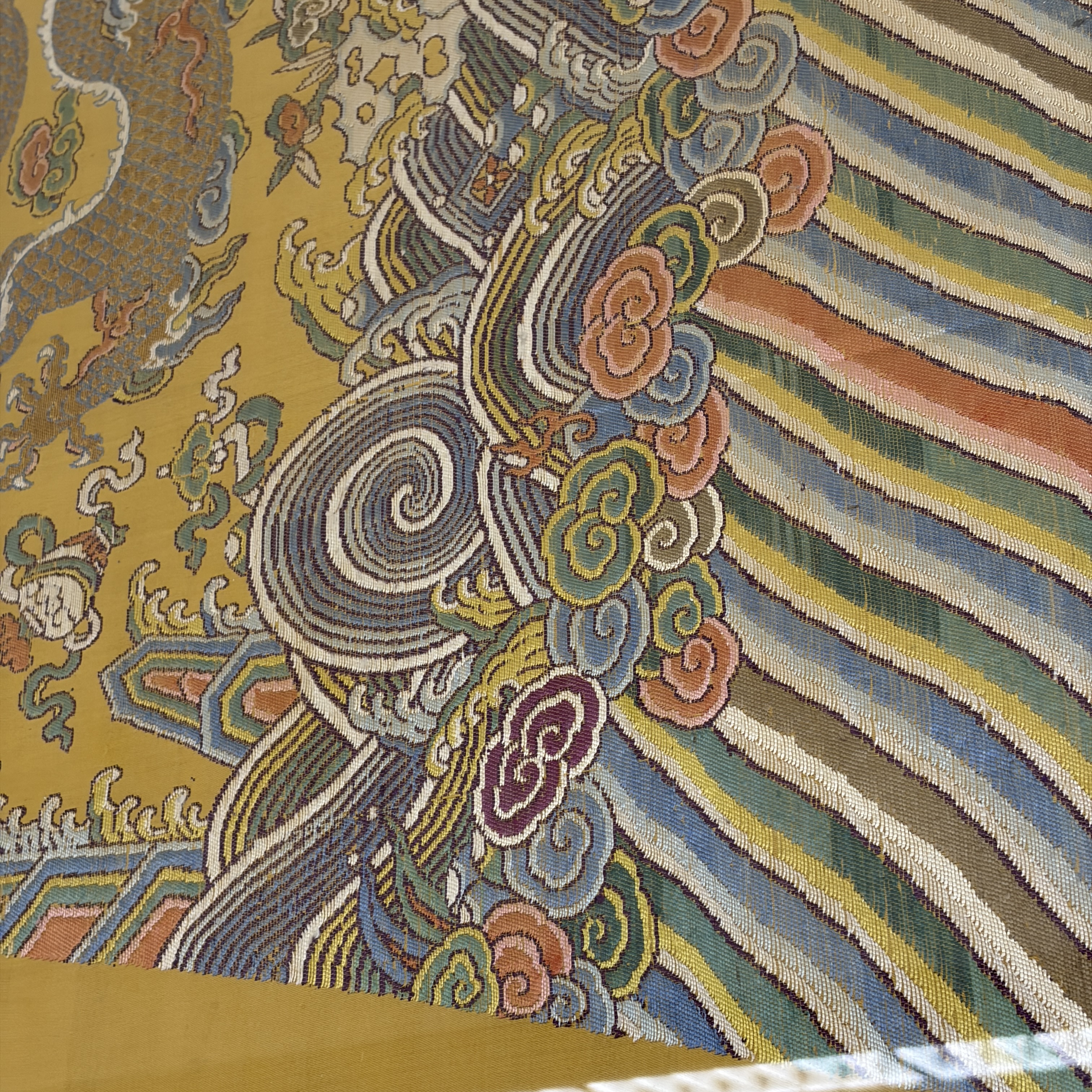 A fine and large Chinese yellow-ground silk kesi 'Dragons' uncut robe panel — foto 10