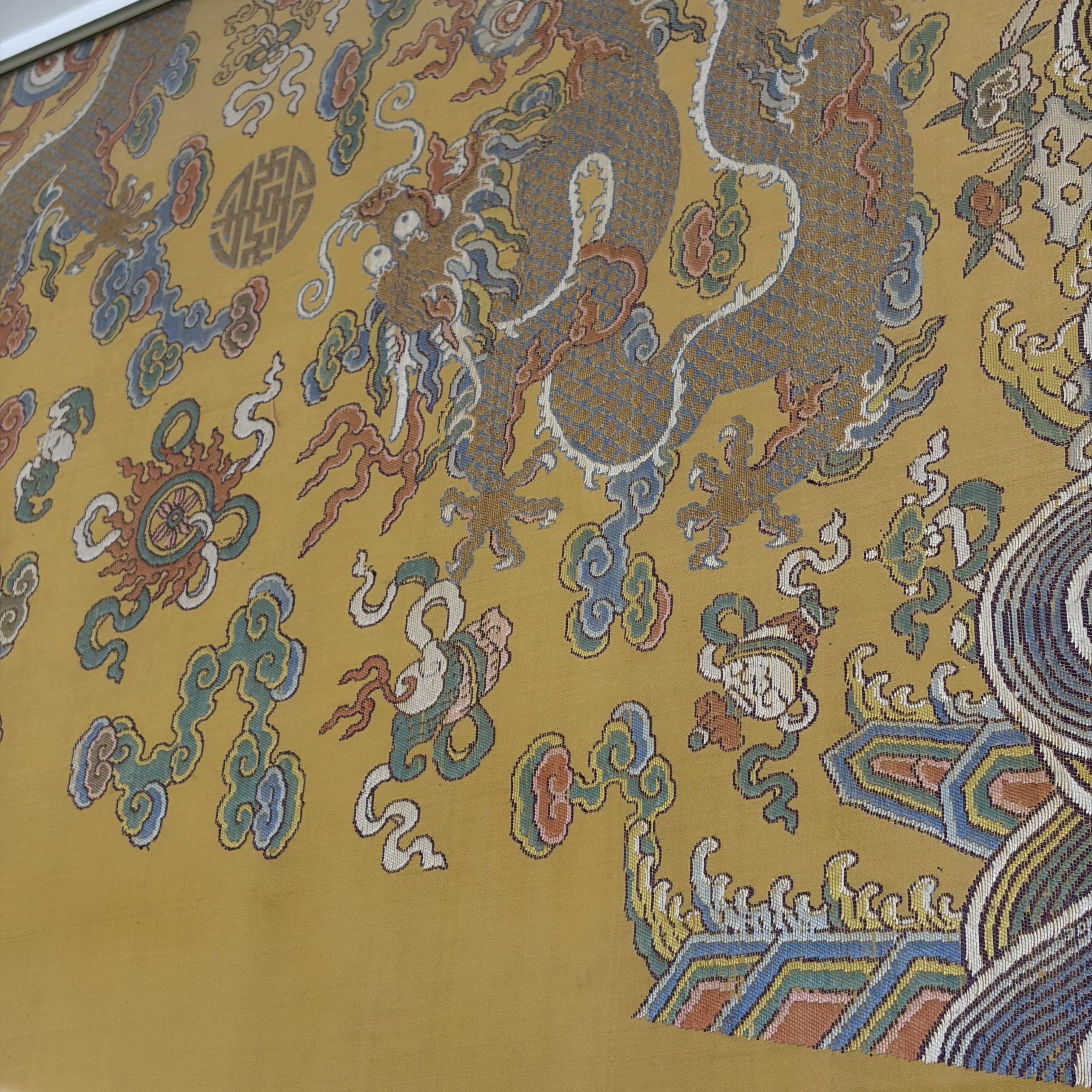 A fine and large Chinese yellow-ground silk kesi 'Dragons' uncut robe panel — foto 11