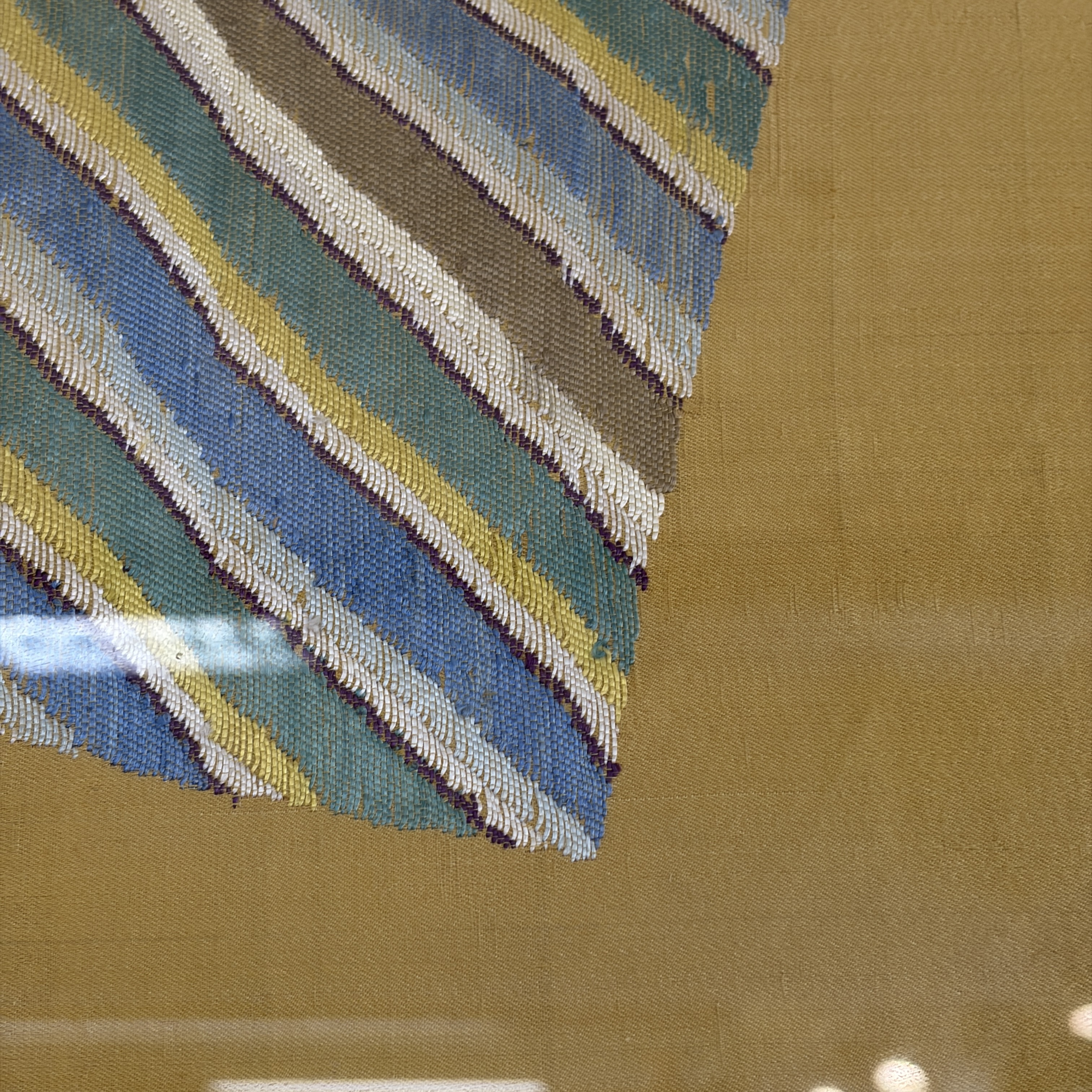 A fine and large Chinese yellow-ground silk kesi 'Dragons' uncut robe panel — foto 12