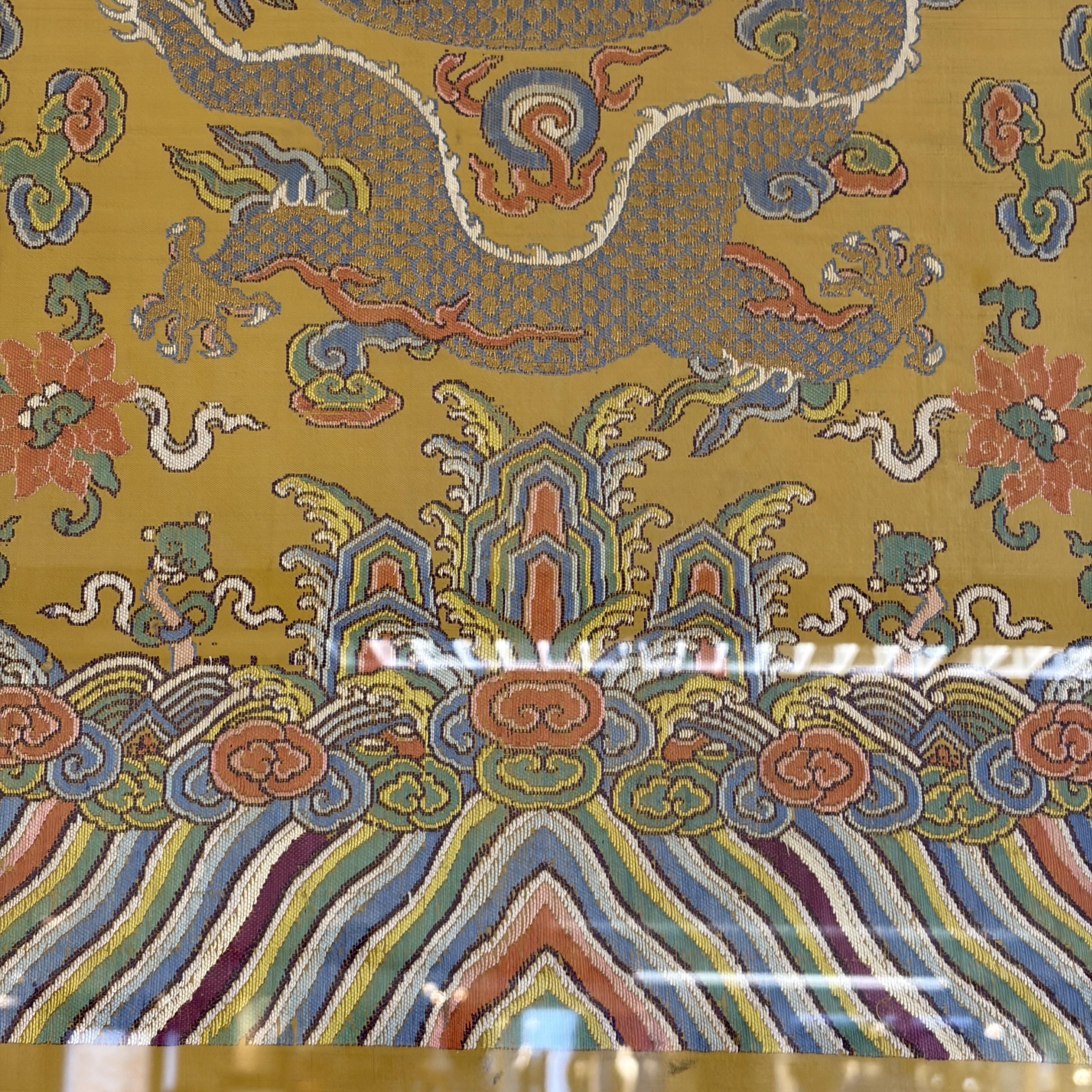 A fine and large Chinese yellow-ground silk kesi 'Dragons' uncut robe panel — foto 14