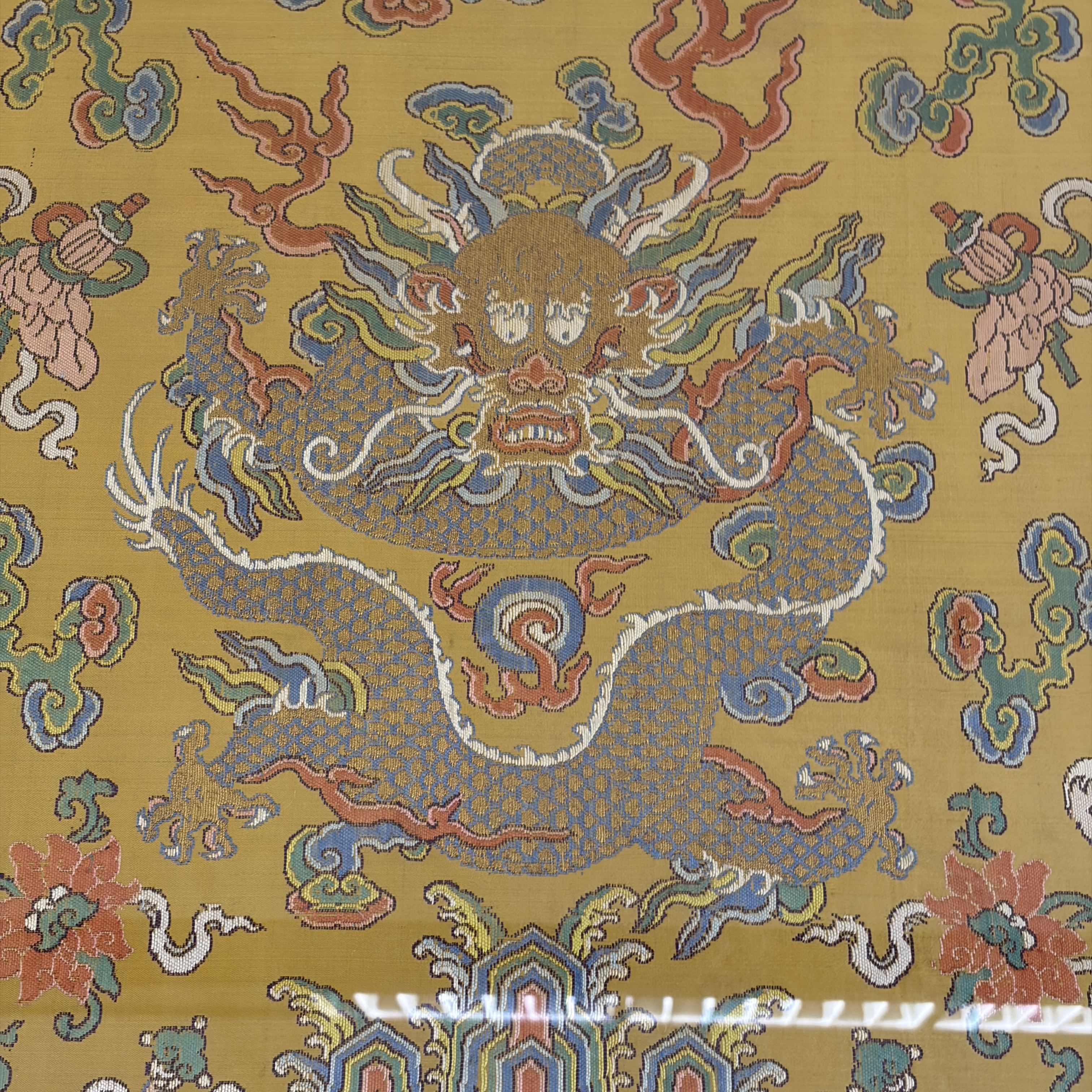 A fine and large Chinese yellow-ground silk kesi 'Dragons' uncut robe panel — foto 15