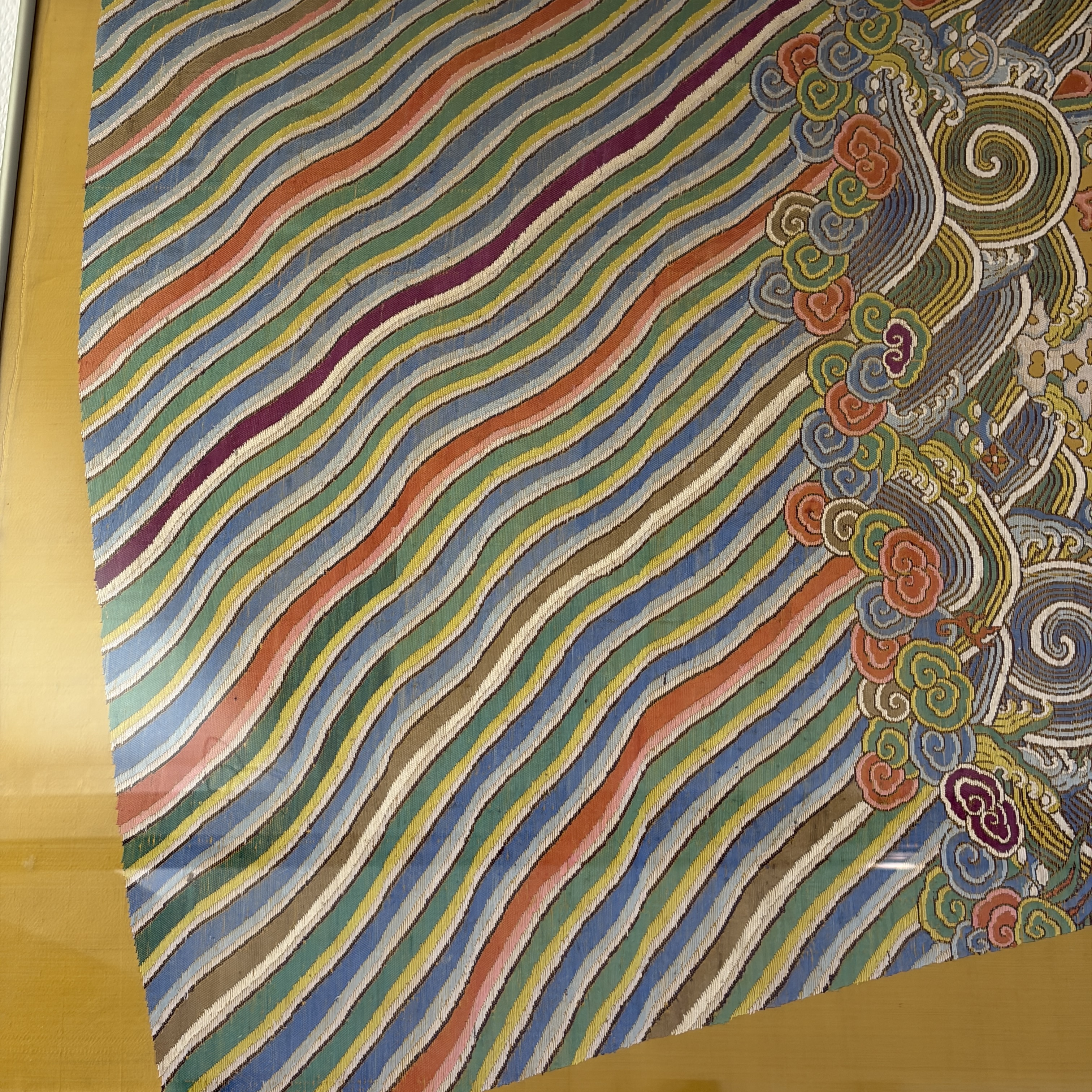 A fine and large Chinese yellow-ground silk kesi 'Dragons' uncut robe panel — foto 1