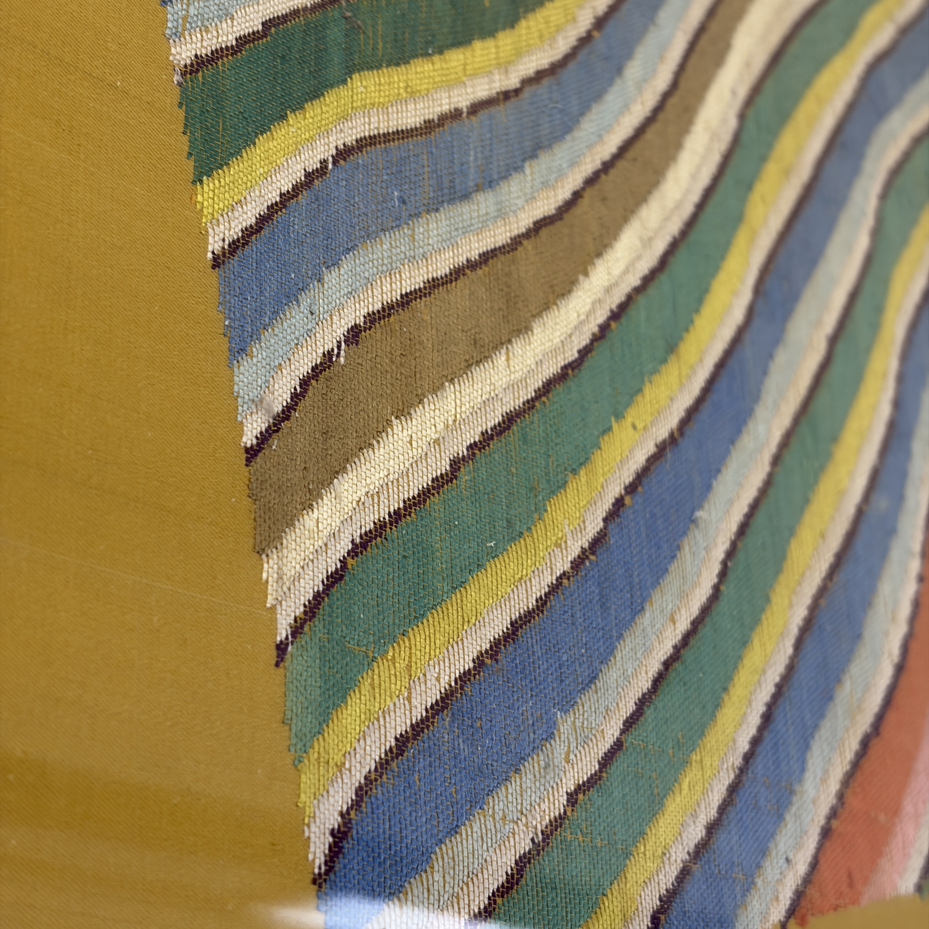 A fine and large Chinese yellow-ground silk kesi 'Dragons' uncut robe panel — foto 2
