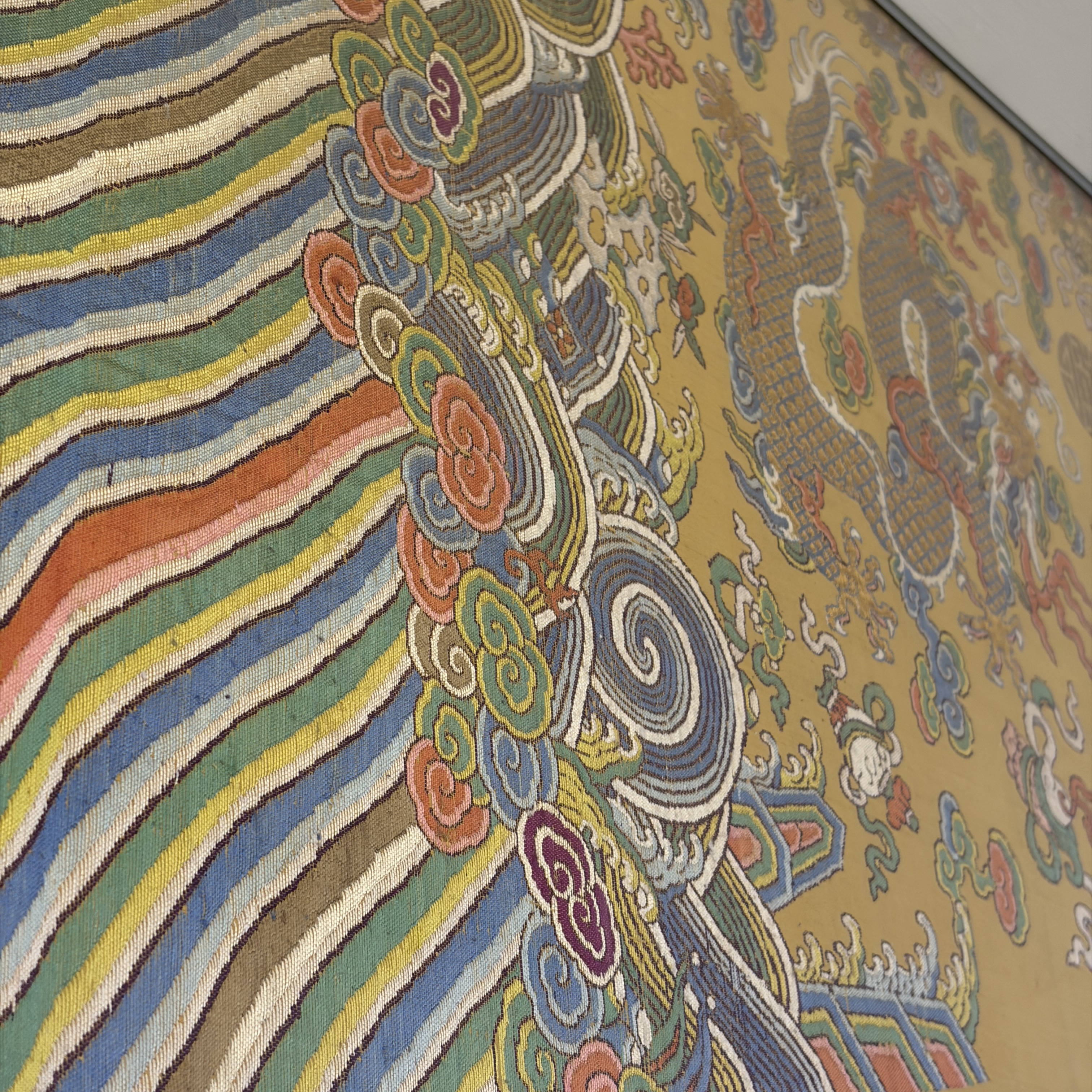 A fine and large Chinese yellow-ground silk kesi 'Dragons' uncut robe panel — foto 4