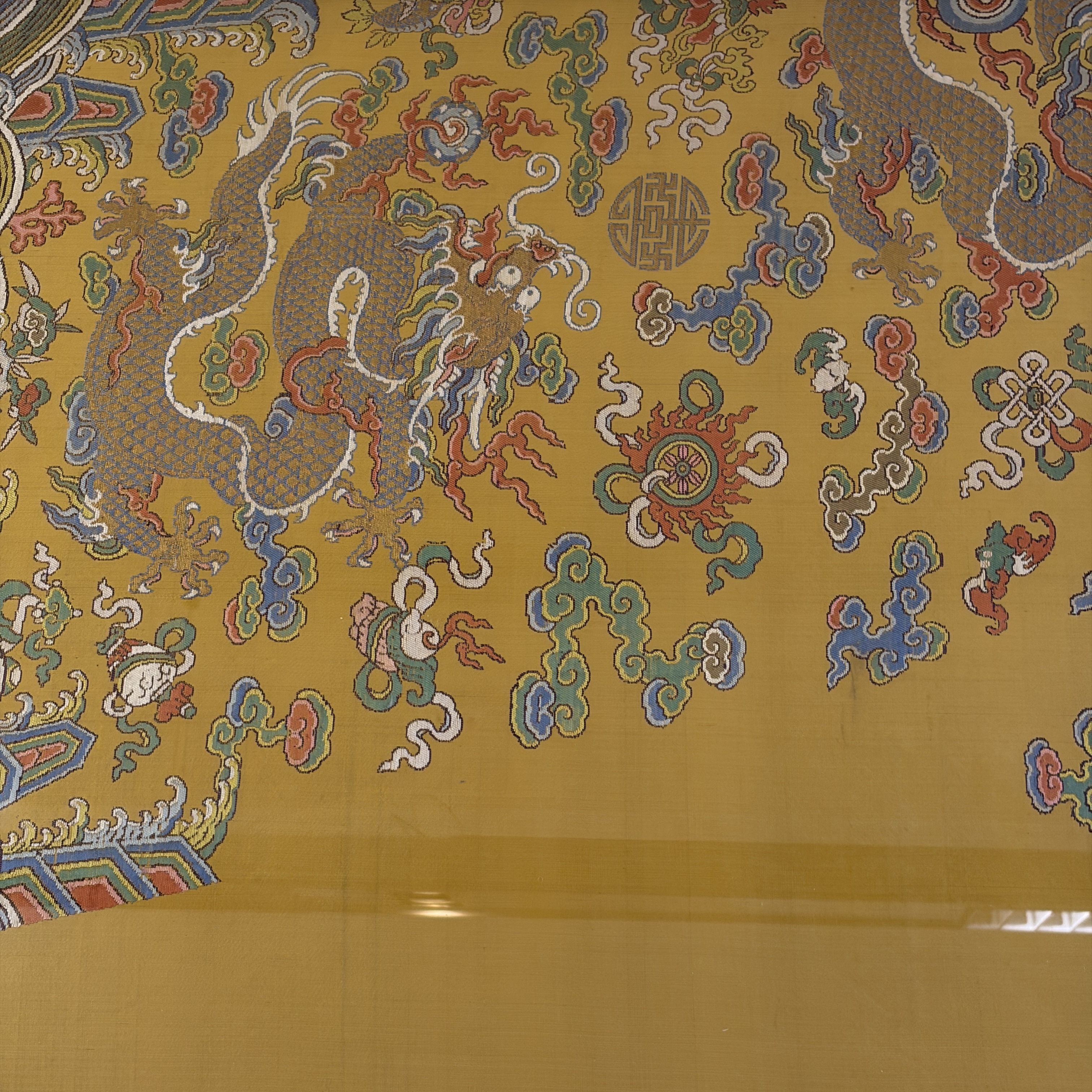 A fine and large Chinese yellow-ground silk kesi 'Dragons' uncut robe panel — foto 5