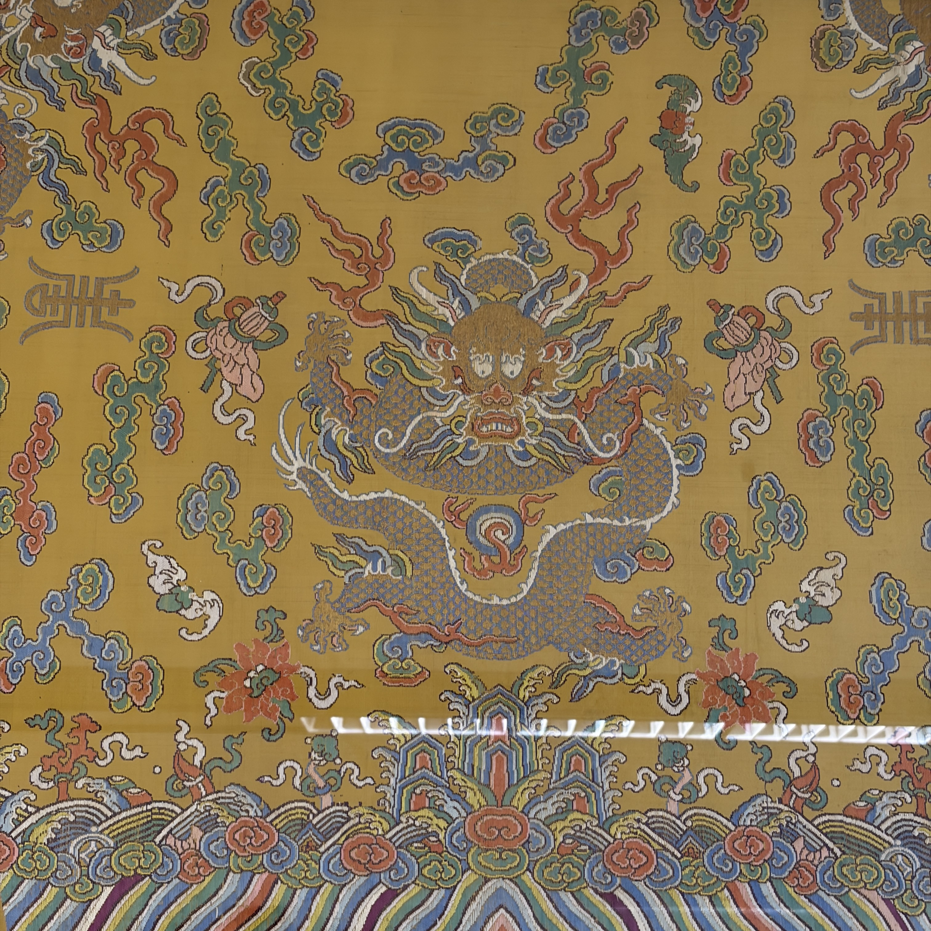 A fine and large Chinese yellow-ground silk kesi 'Dragons' uncut robe panel — foto 6