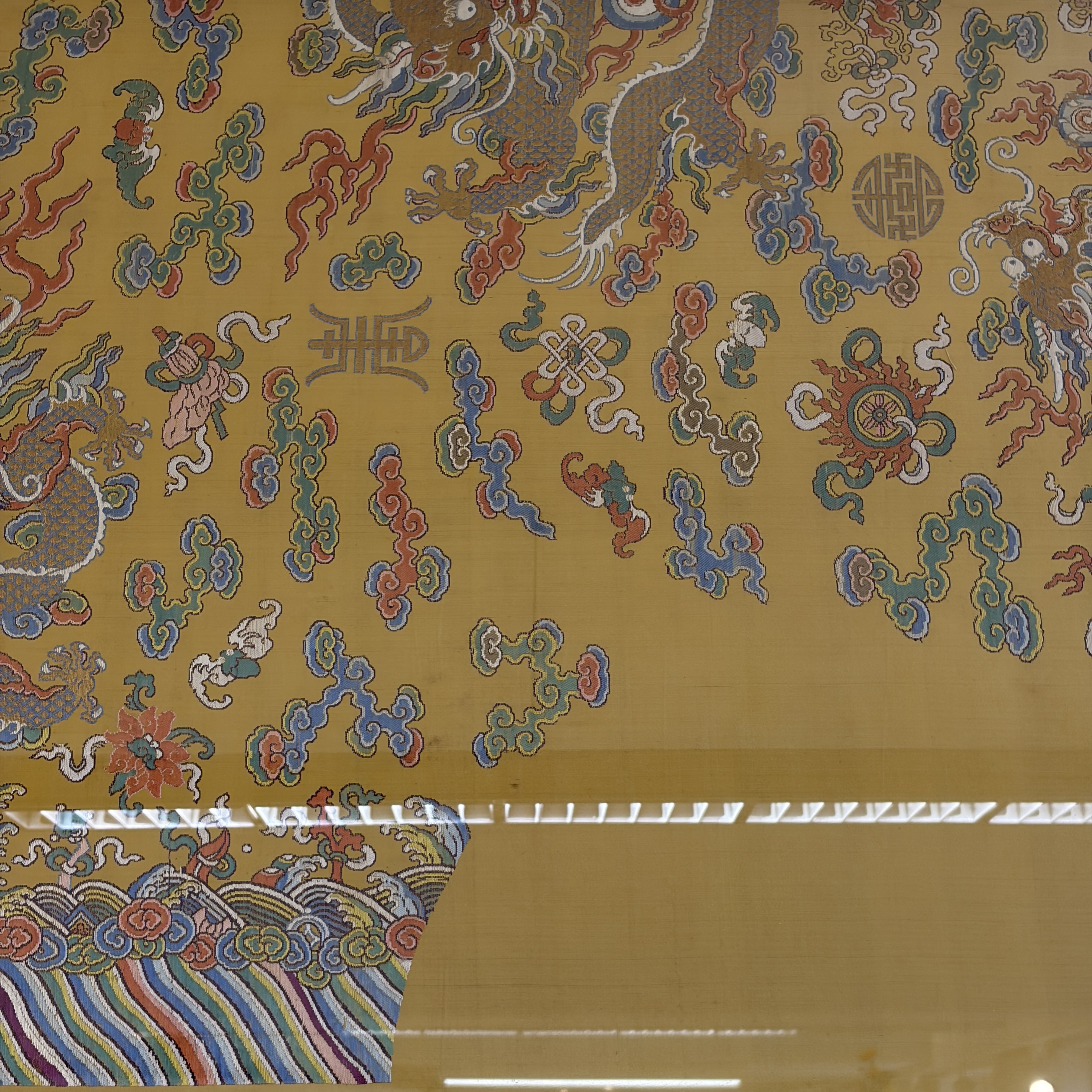 A fine and large Chinese yellow-ground silk kesi 'Dragons' uncut robe panel — foto 7