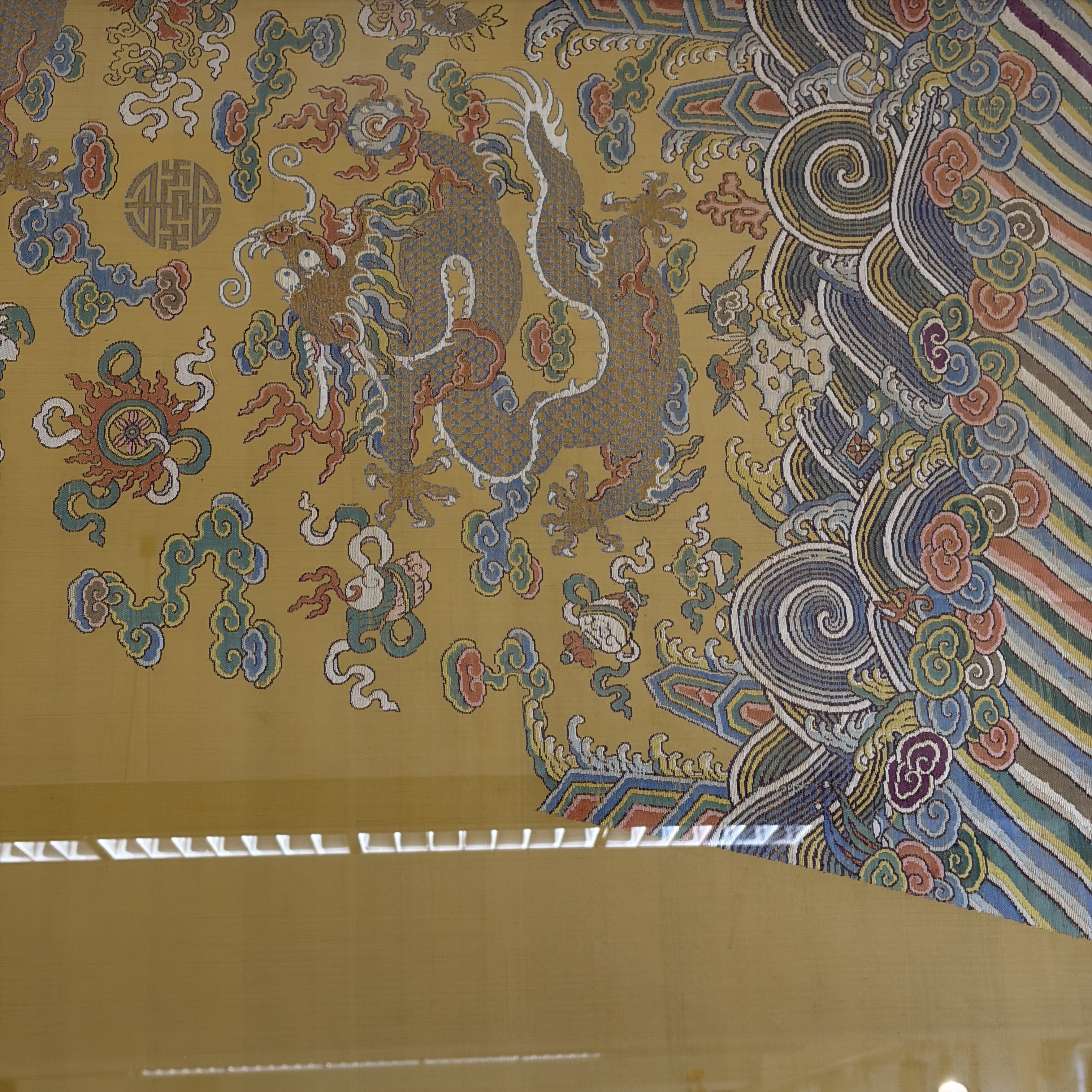 A fine and large Chinese yellow-ground silk kesi 'Dragons' uncut robe panel — foto 8