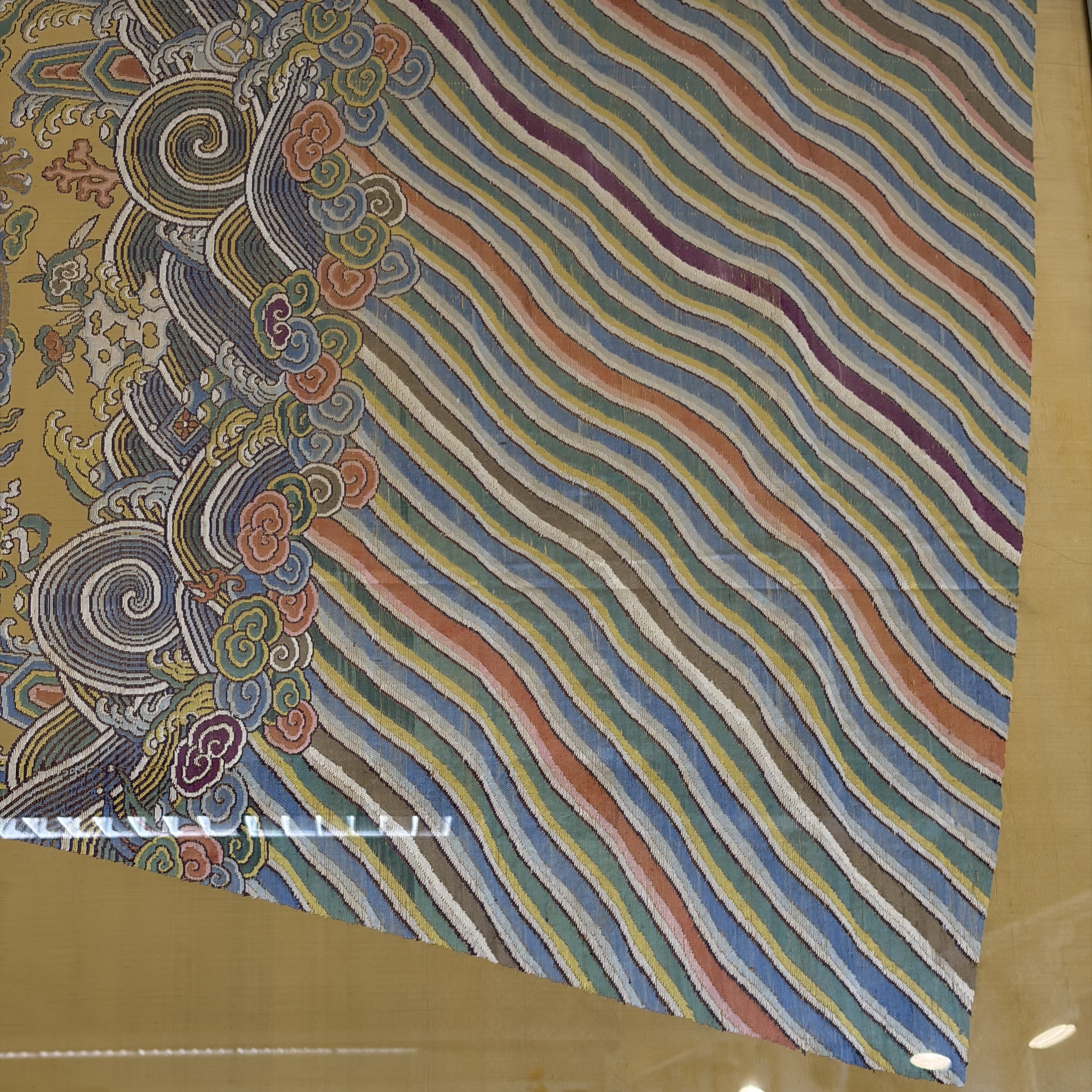 A fine and large Chinese yellow-ground silk kesi 'Dragons' uncut robe panel — foto 9