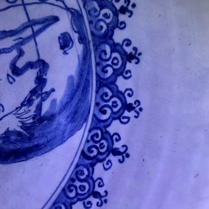A fine and large Dutch Delft blue and white 'maritime subject' bowl depicting Atlas, 18th C. — 照片 15
