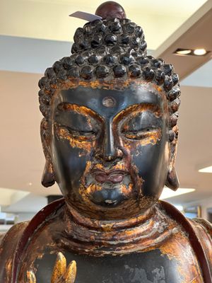 A fine and large Japanese gilt-lacquered wooden sculpture of a Buddha Shaka, Edo — photo 2