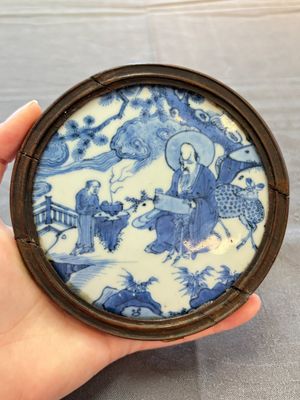 A fine and rare Chinese blue and white 'Shoulao' plaque with wooden mount, Wanli — photo 1