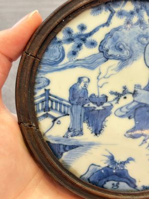 A fine and rare Chinese blue and white 'Shoulao' plaque with wooden mount, Wanli — photo 2