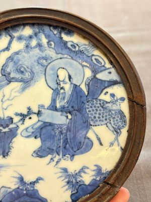 A fine and rare Chinese blue and white 'Shoulao' plaque with wooden mount, Wanli — photo 4