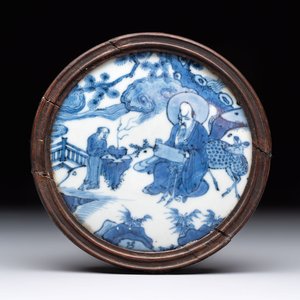 A fine and rare Chinese blue and white 'Shoulao' plaque with wooden mount, Wanli — photo 1